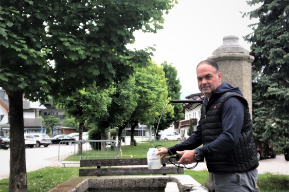 Armin Oberlechner bei der Überprüfung des Trinkwassers