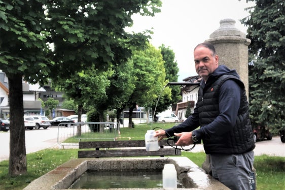 Armin Oberlechner bei der Überprüfung des Trinkwassers