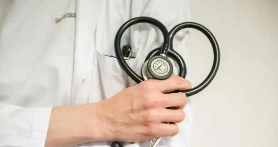 Die Zahl der Beschäftigten im Gesundheitsbetrieb in Südtirol ist in den vergangenen Jahren weiter gestiegen. Im März 2026 waren so viele Menschen beschäftigt wie nie zuvor. Sowohl bei den Ärzten als auch beim Pflegepersonal war der Saldo aus Neueinstellungen und Abgängen in den vergangenen drei Jahren durchwegs positiv. (Foto: LPA/Claudia Corrent)