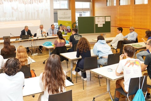 Ressortdirektor Michael Mayr, Generaldirektor Christian Kofler und Sanitätsdirektor Josef Widmann ließen es sich nicht nehmen, bei der Abschlussveranstaltung dabei zu sein und standen den Studentinnen und Studenten für Fragen zur Verfügung (Foto: Sabes/Peter A. Seebacher)