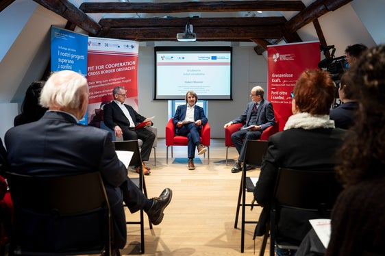 Hoben die Bedeutung der länderübergreifenden Zusammenarbeit im Gesundheitsbereich hervor: (von links) der Tiroler Patientenvertreter Birger Rudisch und Landesrat Hubert Messner im Gespräch mit Moderator Guido Steinegger. (Foto: LPA/Fabio Brucculeri)