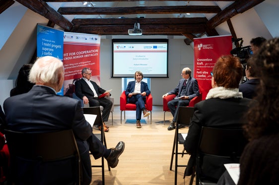 Hoben die Bedeutung der länderübergreifenden Zusammenarbeit im Gesundheitsbereich hervor: (von links) der Tiroler Patientenvertreter Birger Rudisch und Landesrat Hubert Messner im Gespräch mit Moderator Guido Steinegger. (Foto: LPA/Fabio Brucculeri)