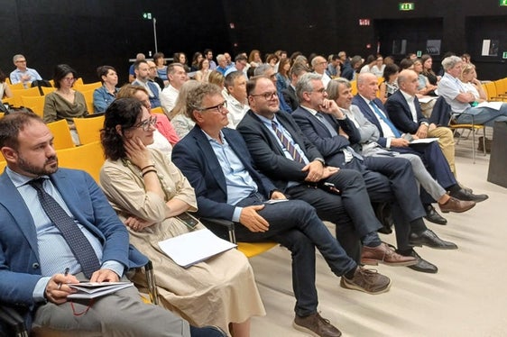 Die Bersaglio-Studie untersuchte anhand von 400 Parameter das Gesundheitswesen. Am 19. Juni wurden die Ergebnisse vorgestellt (von links): Nicola Vitiello (Rettore Scuola Superiore Sant'Anna), Milena Vainieri (Laboratorio Management e Sanità Sant'Anna), Antonio Ferro (Generaldirektor APSS Trient), der Generaldirektor des Südtiroler Sanitätsbetriebs Christian Kofler, Ressortdirektor Michael Mayr, Gesundheitslandesrat Hubert Messner und sein Trentiner Amtskollege Mario Tonina sowie Nicola Bellè (Laboratorio Management e Sanità Scuola Superiore Sant'Anna) bei der Vorstellung der Studienergebnisse. (Foto: LPA)