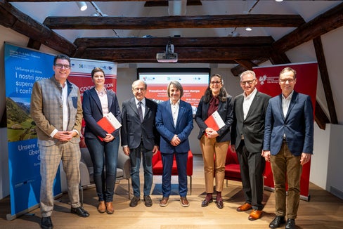 Stellten das Projekt Bürgernahe Gesundheit vor: Matthias Fink (Euregio-Generalsekretär), Maria Pflanzner-Stockl, Volksanwalt Sandro Raimondi, Landesrat Hubert Messner, Volksanwältin Veronika Meyer, Birger Rudisch und Günther Sommia. (Foto: LPA/Fabio Brucculeri)