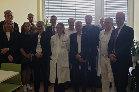 Gruppenfoto mit Landeshauptmann Arno Kompatscher und Generaldirektor Florian Zerzer von links: Roberta Vanzetta, Josef Widmann, Frank Blumtritt, Helene Burgmann, Barbara Nöckler, Arno Kompatscher, Monika Hilber, Gerhard Griessmair, Massimo Bernardo, Walter Amhof, Günther Burger, Marco Pizzinini, Florian Zerzer