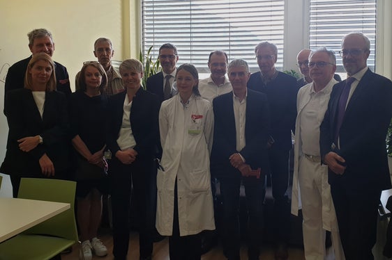 Gruppenfoto mit Landeshauptmann Arno Kompatscher und Generaldirektor Florian Zerzer von links: Roberta Vanzetta, Josef Widmann, Frank Blumtritt, Helene Burgmann, Barbara Nöckler, Arno Kompatscher, Monika Hilber, Gerhard Griessmair, Massimo Bernardo, Walter Amhof, Günther Burger, Marco Pizzinini, Florian Zerzer