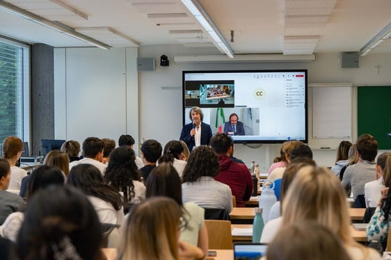 Gesundheitslandesrat Hubert Messner begrüßte heute stellvertretend für das Land Südtirol die 60 Studentinnen und Studenten, die heute (30. September) ihr Medizinstudium in Bozen beginnen. (Foto: LPA/Greta Stuefer)