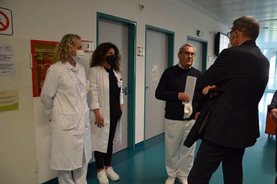 Il presidente Arno Kompatscher (da destra) a colloquio con Herbert Heidegger, primario del Reparto di ginecologia, e con le dottoresse Alexia Bestagno e Tania Dalsass (Foto: ASP)