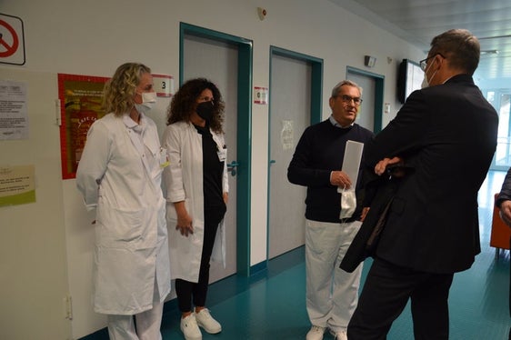 Il presidente Arno Kompatscher (da destra) a colloquio con Herbert Heidegger, primario del Reparto di ginecologia, e con le dottoresse Alexia Bestagno e Tania Dalsass (Foto: ASP)