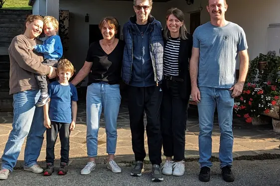 Anton Schgaguler (Mitte) im Kreise seiner Familie