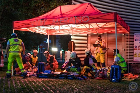Tutto si è svolto in regola: esercizio di emergenza davanti all'Ospedale di Merano (foto: Stefan Ceska, VF Merano)