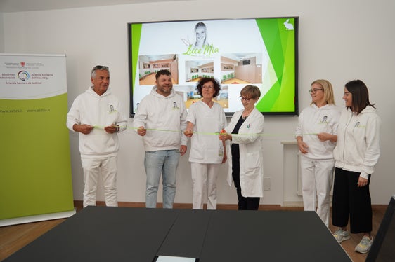 Primaria Laura Battisti und Pflegekoordinatorin Dorothea Morandell beim Bandschnitt