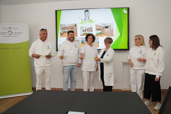 Primaria Laura Battisti e la coordinatrice infermieristica Dorothea Morandell tagliano il nastro