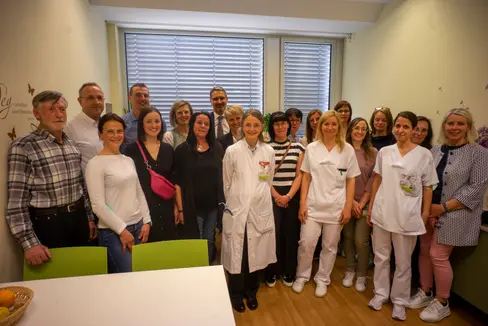 Das Team der Palliativabteilung Bruneck zusammen mit Anton Hilber, Landeshauptmann und Gesundheitslandesrat Arno Kompatscher sowie den Angehörigen Martina und Antonia Früh (Foto: Marco Antulov)