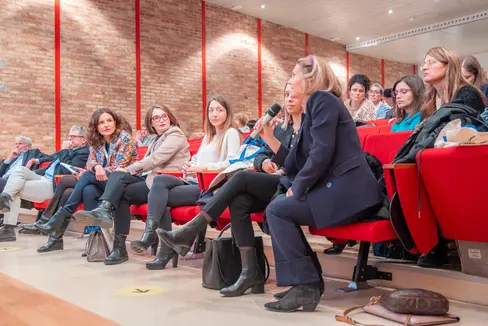 La Primaria Sonia Prader (sin.) durante la discussione.