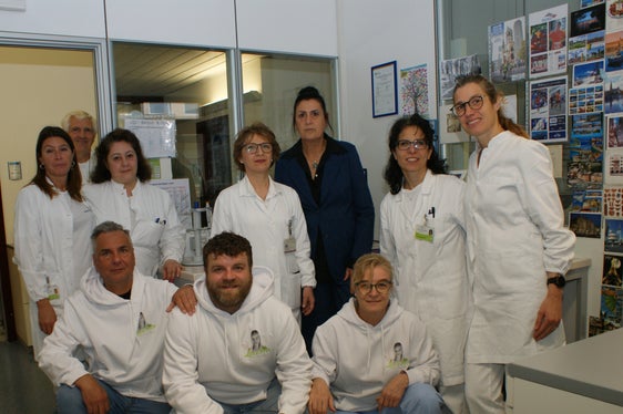 Gruppenfoto: LuceMia, Cinzia Vecchiato, Irene Pechlaner und das Team vom Labor