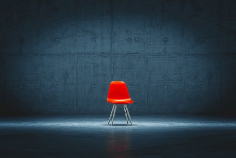 Rote Stühle sind das Symbol für den Kampf gegen Gewalt an Frauen (Foto 123rf)