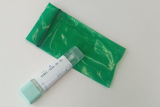 Mit dem Einladungsschreiben ist das Test-Kit in den Apotheken kostenlos erhältlich (Foto Sabes/IG)