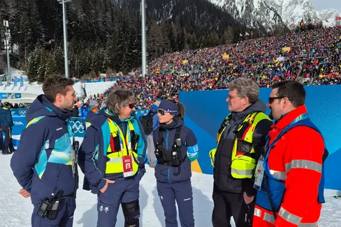 v.l.n.r.: Alex Zanvettor (Arzt Nai), Marc Kaufmann (Direktion Notfall-, Anästhesie und Intensivmedizin – Nai), Katharina Leitgeb (OK-Team Antholz), Simon Krapf (Arzt für Allgemeinmedizin), Cesare Vinella (Krankenpfleger Anästhesie und Intensivmedizin)