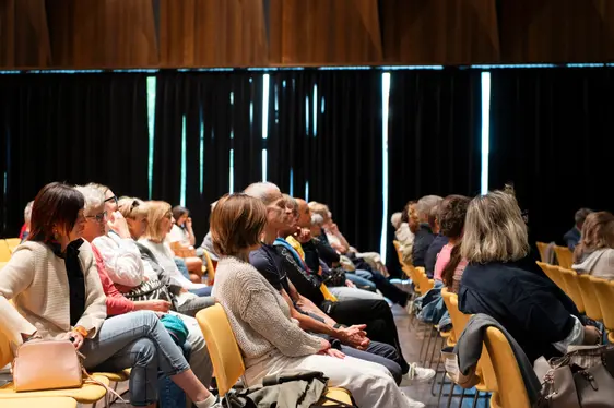 Publikum im Saal (Foto: Ivo Corrà)