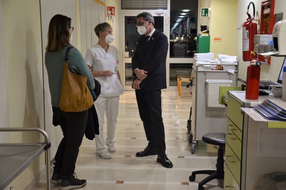 Beim Rundgang am Krankenhaus Bruneck hat Landeshauptmann Kompatscher die Abteilung für Palliativmedizin besucht und sich mit Mitarbeiterinnen vor Ort unterhalten. (Foto: LPA)