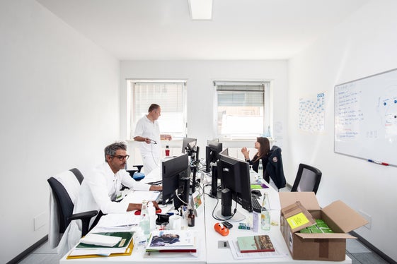 Einen Großteil ihrer Arbeitszeit verbringen Apothekerinnen und Apotheker vor dem Computer. Sie sind mit der Bestellung und Verwaltung beschäftigt und bewerten die therapeutische Angemessenheit, Sicherheit, Wirksamkeit und Wirtschaftlichkeit der Arzneimittel. (Foto: Ivo Corrà)