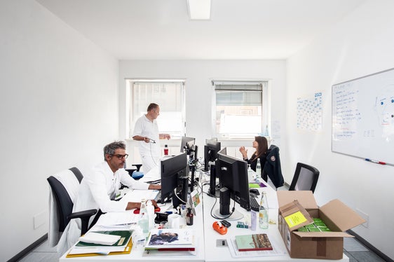 Einen Großteil ihrer Arbeitszeit verbringen Apothekerinnen und Apotheker vor dem Computer. Sie sind mit der Bestellung und Verwaltung beschäftigt und bewerten die therapeutische Angemessenheit, Sicherheit, Wirksamkeit und Wirtschaftlichkeit der Arzneimittel. (Foto: Ivo Corrà)