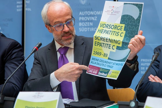 Hepatitis-C-Vorsorge - Florian Zerzer mit Poster