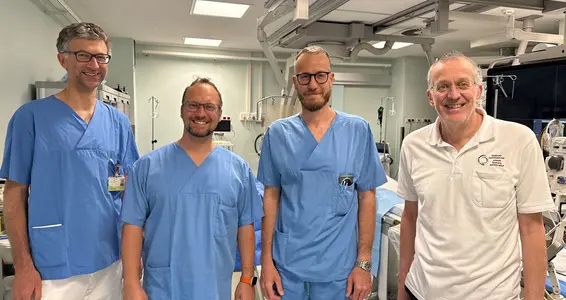(da. sin.) Dott. Patrick Engl, Dott. Matthias Unterhuber, Dott. Luca Donazzan, Primario Dott. Rainer Oberhollenzer