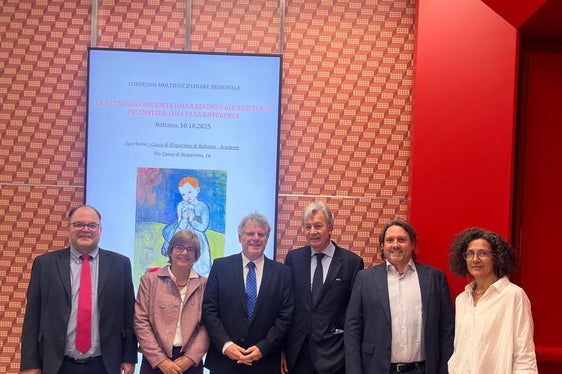 V.l.n.r.: Generaldirektor Dr. Christian Kofler, Gynäkologin Dr.in Federica Verdi, Primar Dr. Martin Steinkasserer, Stiftung-Sparkasse-Präsident Dr. Gerhard Brandstätter, Primar Dr. Alex Staffler, Neonatologin Dr.in Elisabetta Chiodin