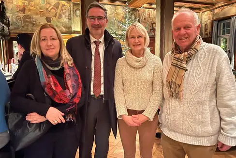 Abschlusstag des SNS-Kurses in Bozen: (v.l.) Monica Greco (Psychologin und Organisatorin), Landeshauptmann Arno Kompatscher, Silke Pfitscher (Psychologin und Organisatorin), Günter Schiepek (Kursleiter und Entwickler des SNS)