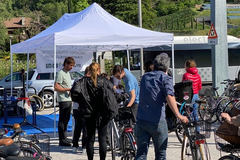 Mitarbeiter/innen des Gesundheitsbetriebes lassen ihre Fahrräder überprüfen