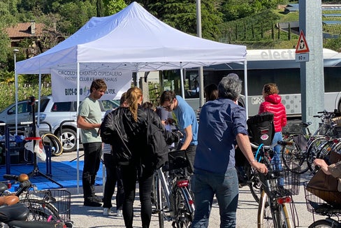 Mitarbeiter/innen des Gesundheitsbetriebes lassen ihre Fahrräder überprüfen