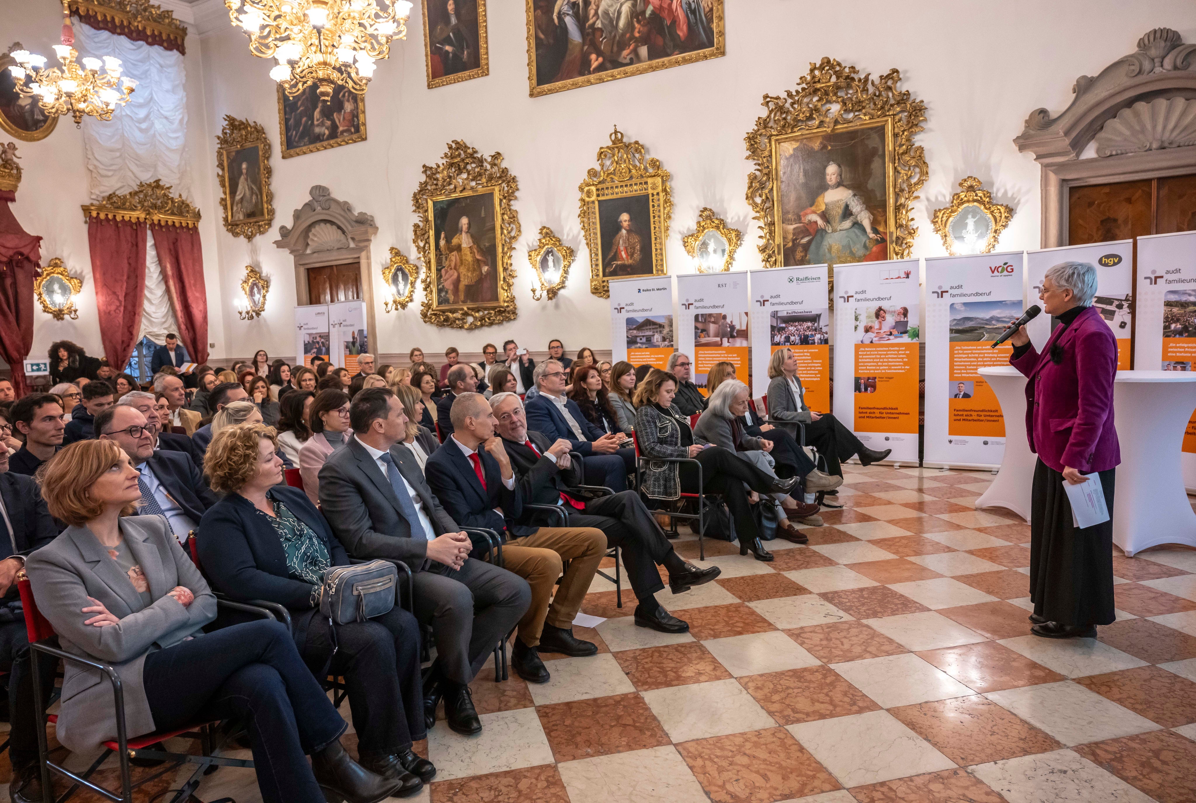Insgesamt 119 Südtiroler Arbeitgeber haben das audit familieundberuf absolviert. 30 von ihnen haben am 20. November im Ehrensaal des Merkantilmuseums in Bozen dafür ein Zertifikat erhalten. (Foto: Handelskammer Bozen/Othmar Seehauser)