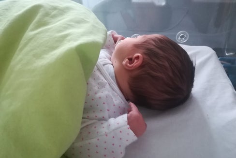 Klein Lorena lässt die Aufregung um ihre Geburt gelassen