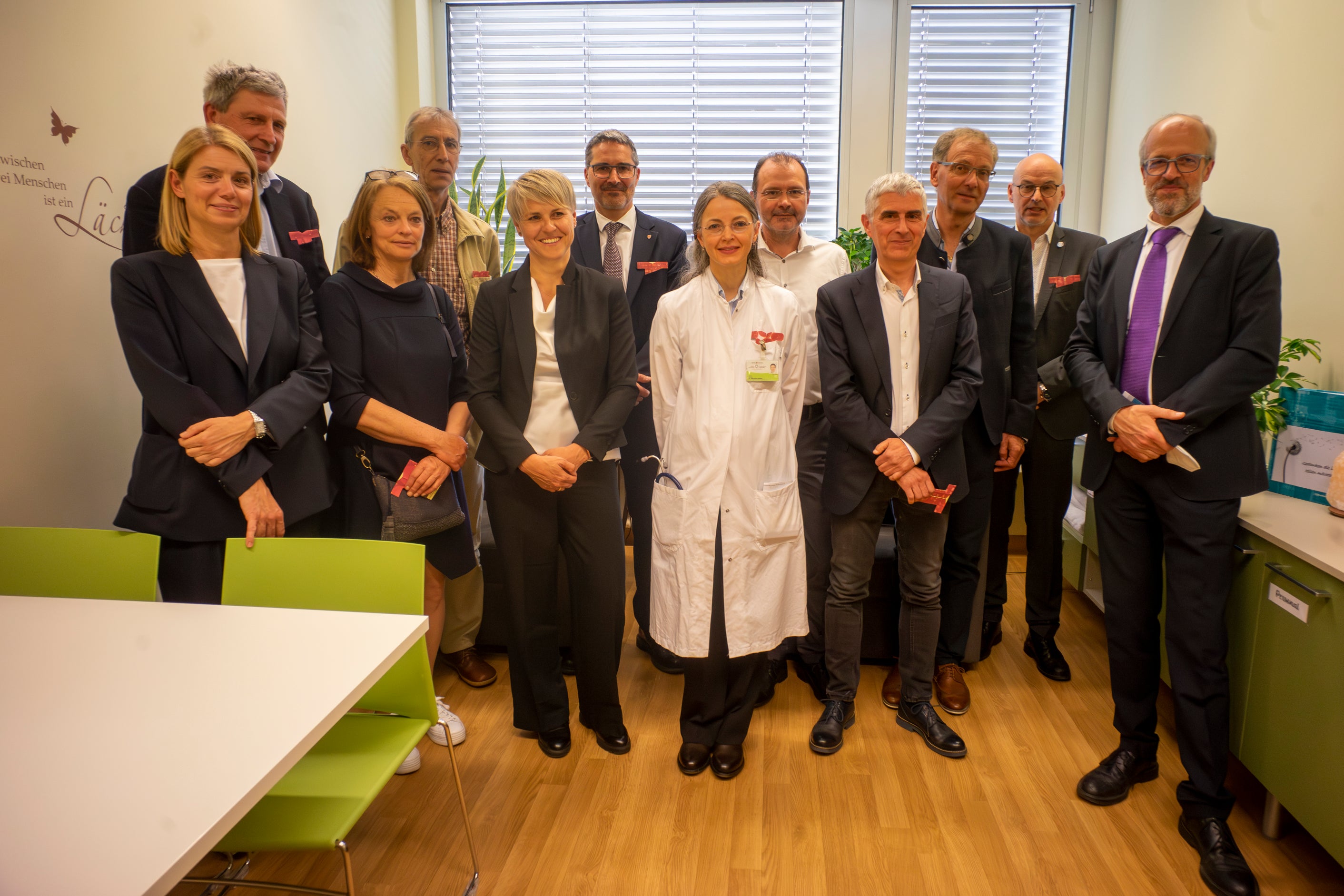 Da sinistra, Roberta Vanzetta, Josef Widmann, Helene Burgmann, Frank Blumtritt, Barabra Nöckler, Arno Kompatscher, Monika Hilber, Gerhard Griessmair, Massimo Bernardo, Walter Amhof, Günther Burger, Florian Zerzer (Foto: Marco Antulov)