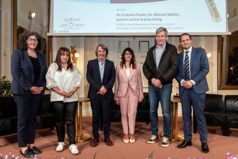 Gruppenfoto mit Moderatorin Sabina Frei, der Patientin B.B., Hubert Messner, Seyedehparisa Mirpourian, Josef Widmann und Elio Assisi (v.l.)