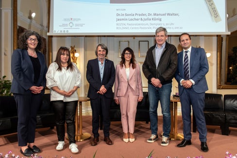 Gruppenfoto mit Moderatorin Sabina Frei, der Patientin B.B., Hubert Messner, Seyedehparisa Mirpourian, Josef Widmann und Elio Assisi (v.l.)