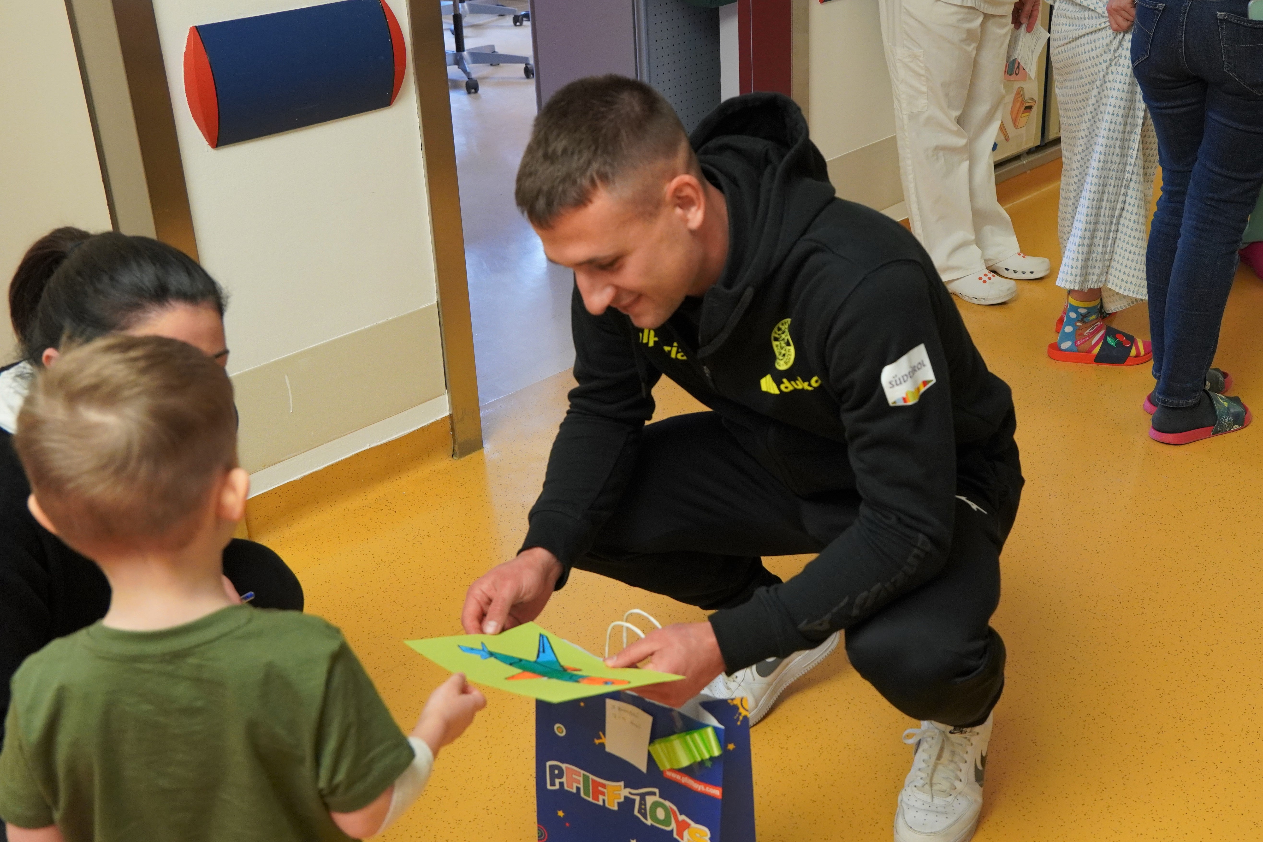 Das Kind schenkt Simone Davi seine Zeichnung
