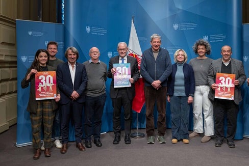 Vorstellung der südtirolweiten Challenge C0,0l – Dry January mit Projektleiterin Anna Maria Anstein (im Bild von links), Influencer Jakob Messner, Landesrat Hubert Messner, AVS-Präsident Georg Simeoni, KVW-Geschäftsführer Werner Atz, Sanitätsdirektor Josef Widmann, Bettina Meraner (geschäftsführende Direktorin des Diensts für Abhängigkeitserkrankungen), Stefanie Egger (VSS), Robert Hillebrand (Regionaldirektor von Despar in Trentino Südtirol) und dem Direktor des Forums Prävention Peter Koler. Die Initiative lädt dazu ein, den Alkoholkonsum bewusst zu pausieren oder zu verringern und neue, alkoholfreie Gewohnheiten auszuprobieren. (Foto: LPA/Greta Stuefer)