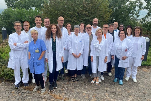 Direktorin Nadia Oberhofer mit Team (vorne, 3. von rechts, mit weißen Sandalen)