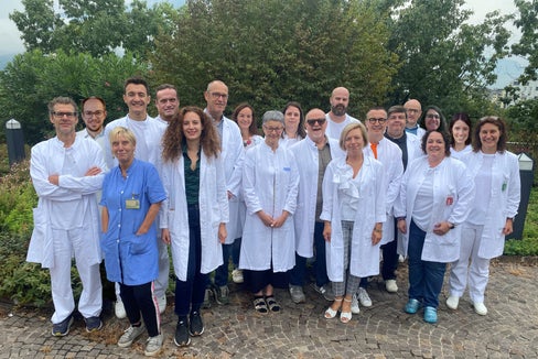 Direktorin Nadia Oberhofer mit Team (vorne, 3. von rechts, mit weißen Sandalen)