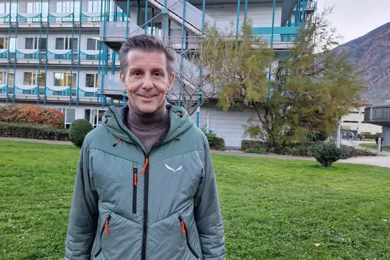 Gottfried Burkia vor dem Krankenhaus Meran