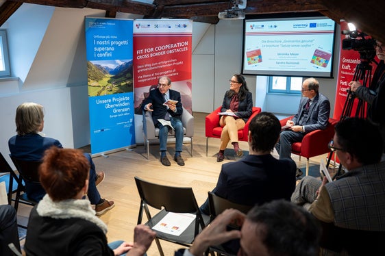 Volksanwalt Sandro Raimondi (links) und Volksanwältin Veronika Meyer (Mitte) – im Bild mit Moderator Guido Steinegger – stellten den Inhalt des Leitfadens vor. (Foto: LPA/Fabio Brucculeri)