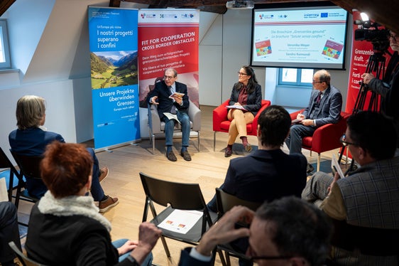 Volksanwalt Sandro Raimondi (links) und Volksanwältin Veronika Meyer (Mitte) – im Bild mit Moderator Guido Steinegger – stellten den Inhalt des Leitfadens vor. (Foto: LPA/Fabio Brucculeri)