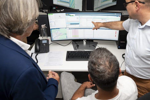 Gesundheitslandesrat Hubert Messner (links) und Koordinator Alessio Zancanaro (rechts) mit Mitarbeitenden in der Leitstelle der Hotline 116117. Bisher wurden durchschnittlich 148 Anrufe pro Tag am Wochenende registriert und an Werktagen rund 75 pro Tag. Rund 38 Prozent der Anrufe gingen nachts ein. (Foto: LPA/Fabio Brucculeri)