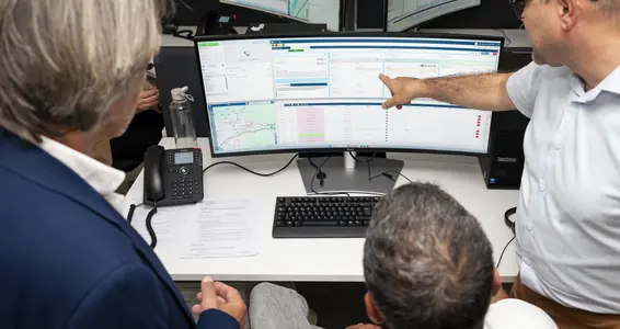 Gesundheitslandesrat Hubert Messner (links) und Koordinator Alessio Zancanaro (rechts) mit Mitarbeitenden in der Leitstelle der Hotline 116117. Bisher wurden durchschnittlich 148 Anrufe pro Tag am Wochenende registriert und an Werktagen rund 75 pro Tag. Rund 38 Prozent der Anrufe gingen nachts ein. (Foto: LPA/Fabio Brucculeri)