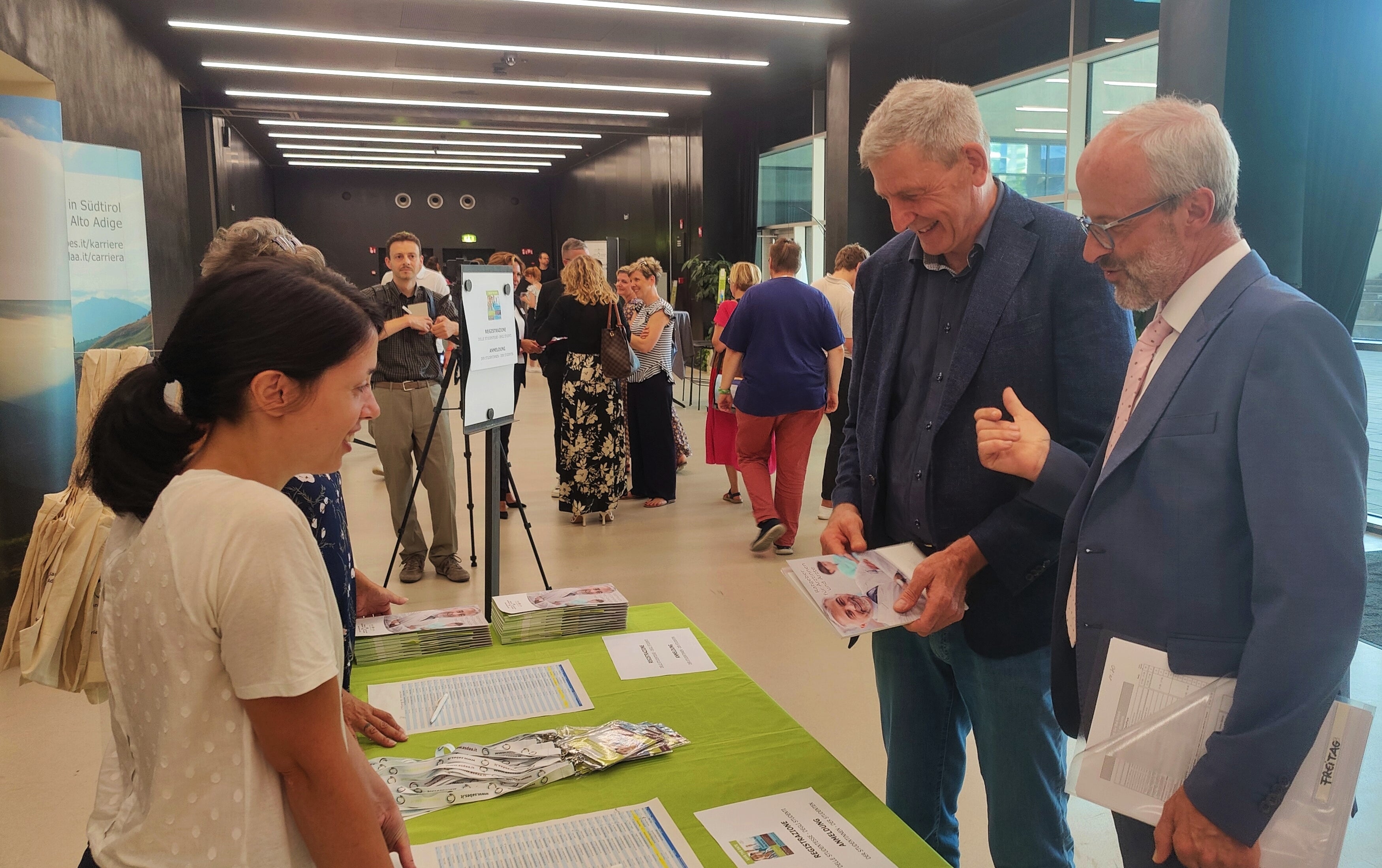 Florian Zerzer und Josef Widmann am Infopoint