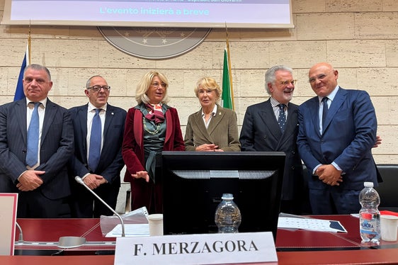 Die Riege der Auditorinnen und Auditoren - Mitte (mit roter Jacke) Präsidentin Francesca Merzagora