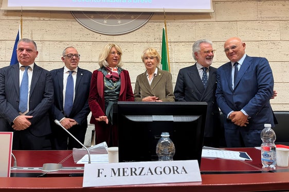 Die Riege der Auditorinnen und Auditoren - Mitte (mit roter Jacke) Präsidentin Francesca Merzagora